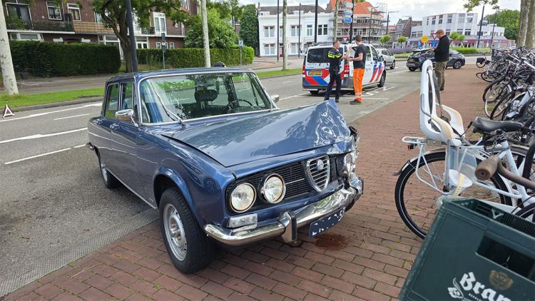 Oltimer loopt forse schade op bij botsing op Burgemeester de Raadtsingel
