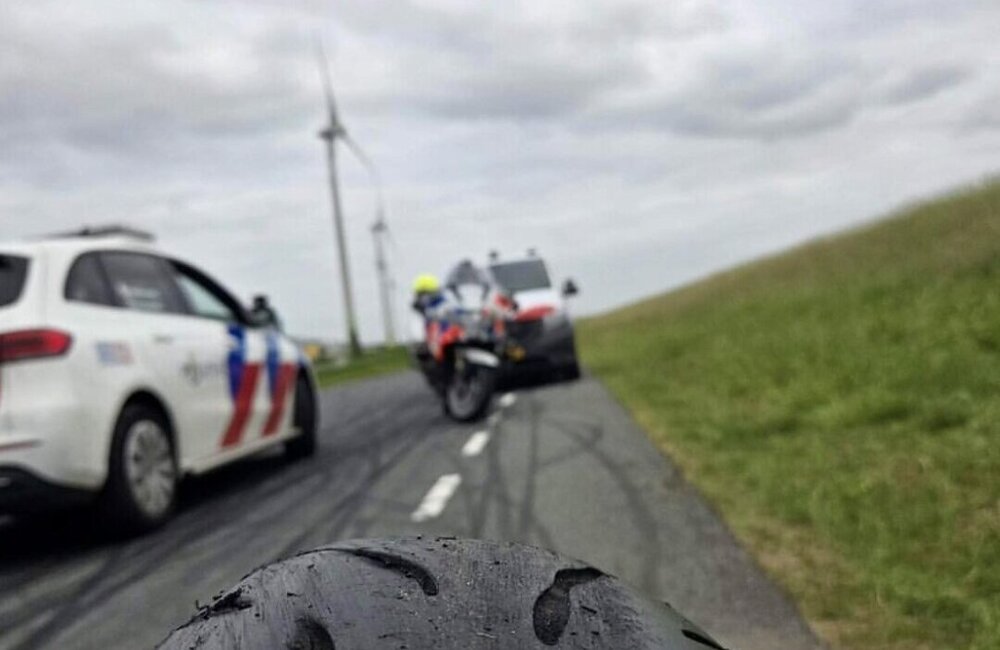 Politie betrapt racende motorrijders op Dordtse dijk: ‘Dit kunnen wij niet toestaan’
