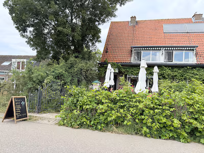 Caroline at desemtoast bij Huiskamercafé Fluitekruid en dat smaakte zo