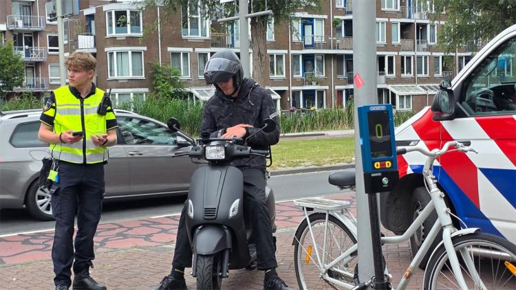 Politie voert verkeerscontroles uit op Spuiboulevard