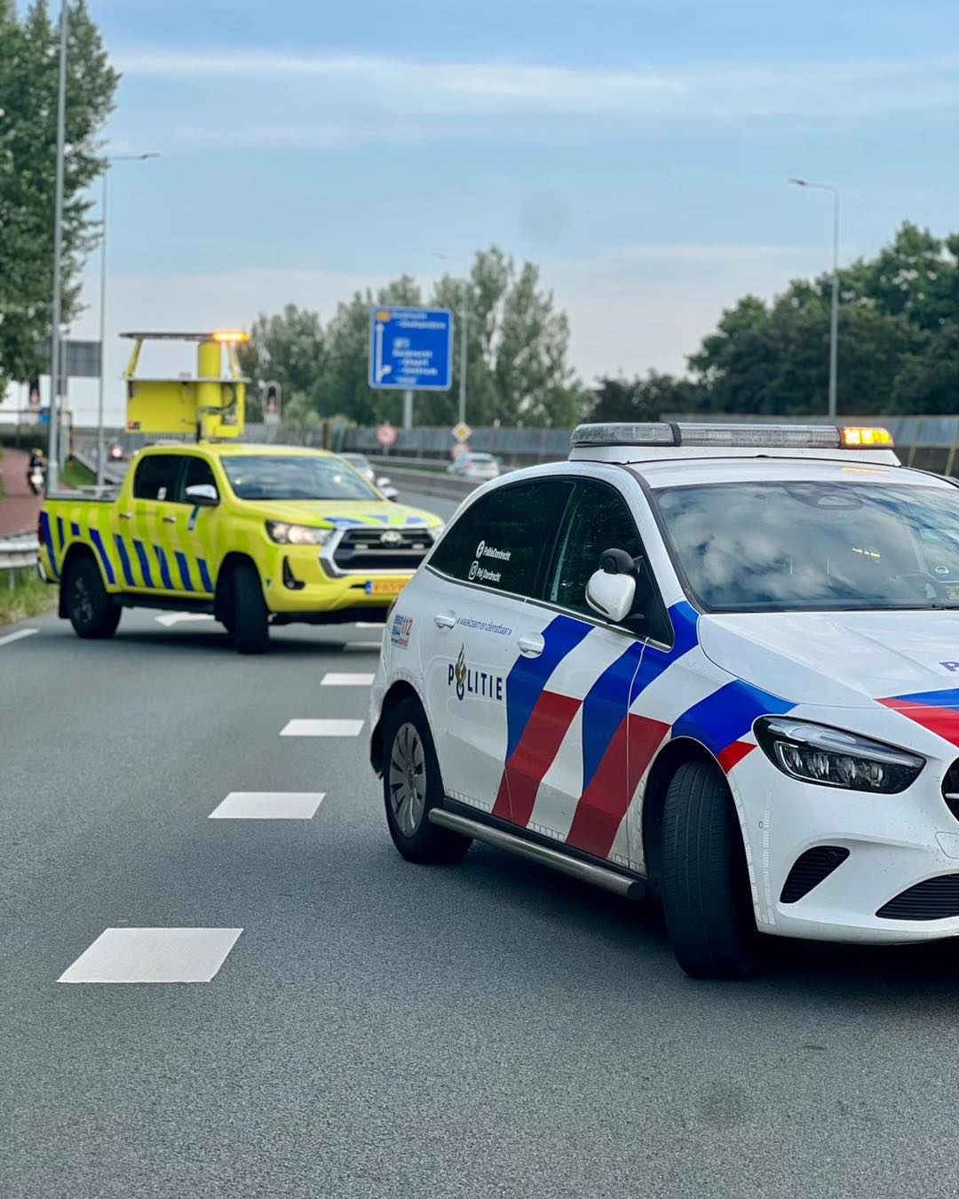 Politie zet voertuig in fend‑off positie bij verkeersongeval
