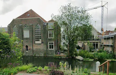 Bij dit huis aan het Kromhout bereik je de tuin met een bootje