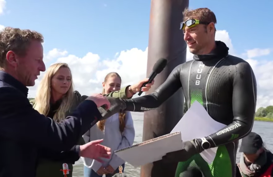Inwoners verwelkomen Maarten van der Weijden in Nieuwpoort tijdens zwemtocht