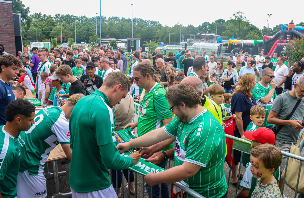 Fandag FC Dordrecht: stormbaan, muurkunst en talloze handtekeningen