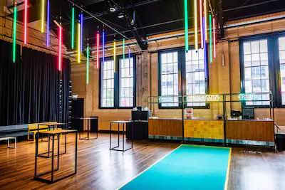 Judith Nab toont theatrale installatie over oorlog en vrijheid in Dordrecht