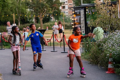 Foto’s! Eerste avond Rollebollen in het Weizigtpark: ’Dit is buitenspelen voor jong en oud’