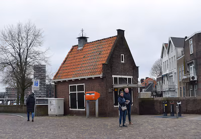 Mysterie: dit is waarvoor het brugwachtershuisje bij de Leuvehaven vroeger werd gebruikt (en het is niet wat je verwacht)