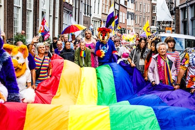 Pride Walk door Dordtse binnenstad is hoogtepunt van Dordrecht Pride met bands en dragshows
