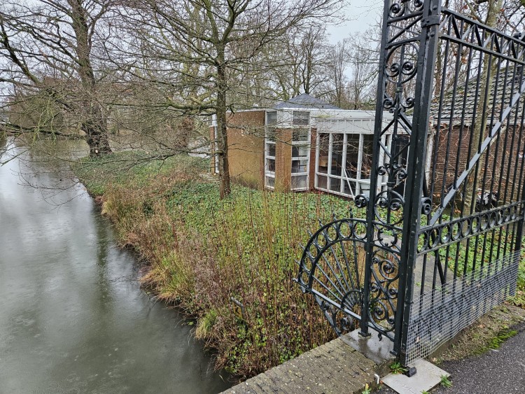 Weidenaar: "Raad verkeerd geinformeerd over verplaatsing lichamen Zuidendijk naar Essenhof"