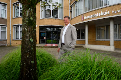 Bram Visser viel af in Molenlanden, maar was 22 uur na afscheid wethouder in Hardinxveld: ‘Compliment’