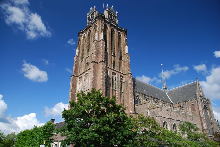 Stadsgids in RD: "Avondmaalsstel Grote kerk weegt 12 kilo en meer dan miljoen waard"