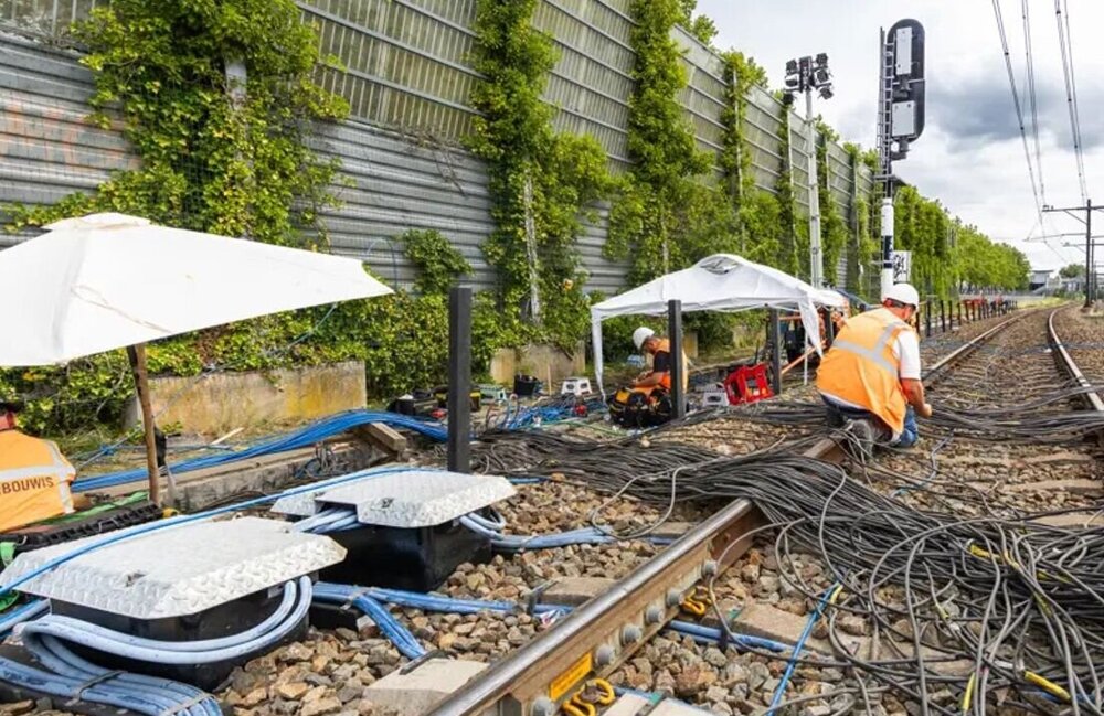 Knik in kabel leidt tot chaos op spoor, maar wat is de precieze oorzaak?