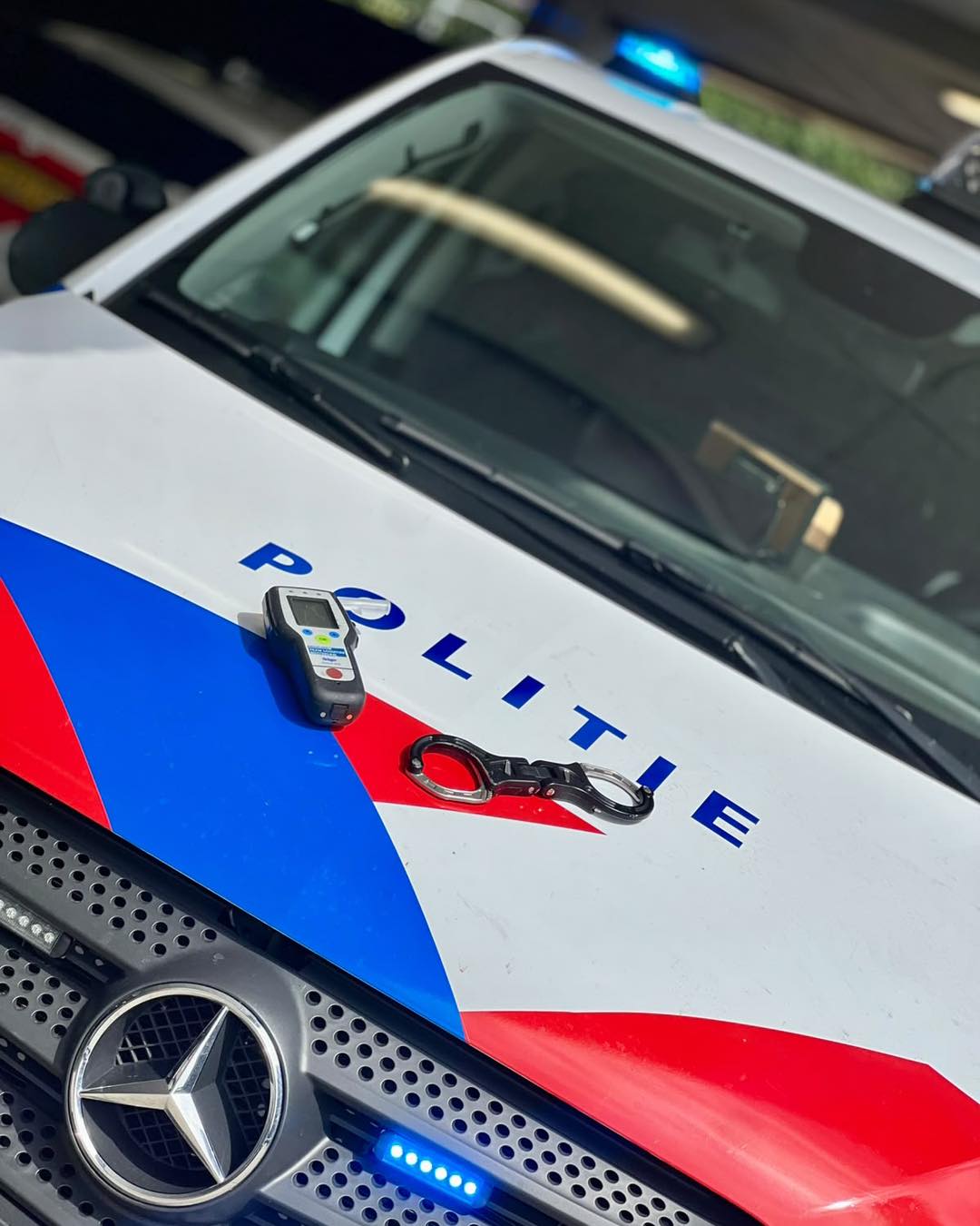 Tien bestuurders aangehouden en twee voertuigen in beslag