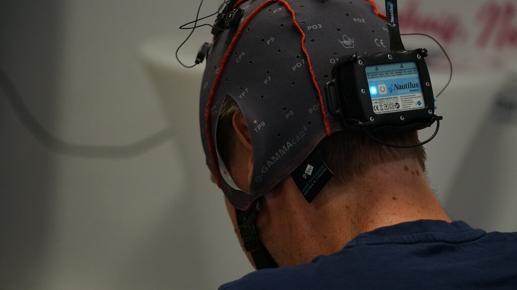 TU Delft laat exoskelet zonder krukken lopen én aansturen met hersengolven