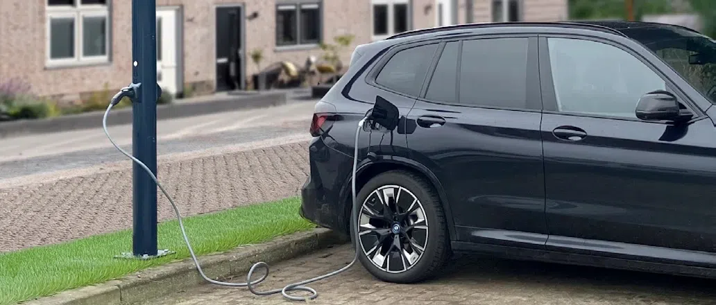 Waarom losse laadpalen voor EV's, en geen lader op elke lantaarnpaal?