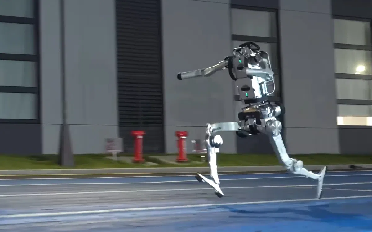 Unitree’s nieuwe Superman-robot kan eng hoog springen