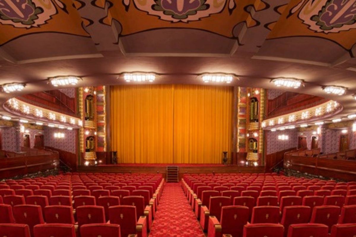 De grote zaal van Tuschinski is onder handen genomen en dat werd tijd