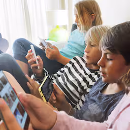 Weer verbiedt een land sociale media voor jongeren: 'Onbewezen dat dit werkt'