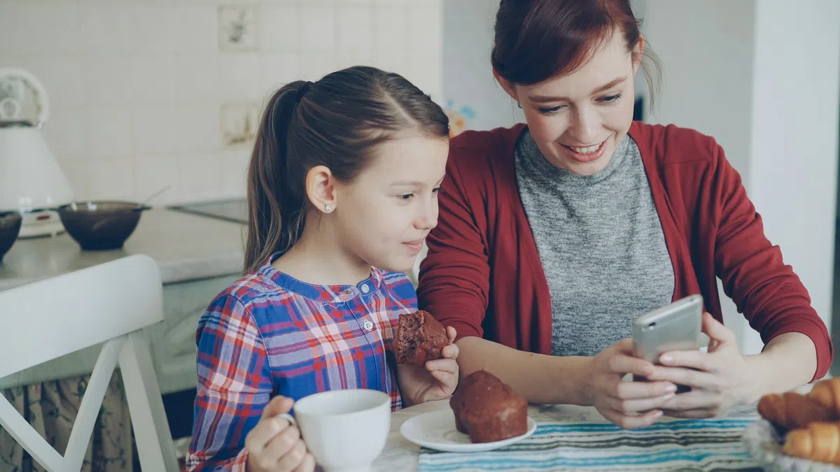 Je kind aan de smartphone: hier vrezen ouders het meest voor