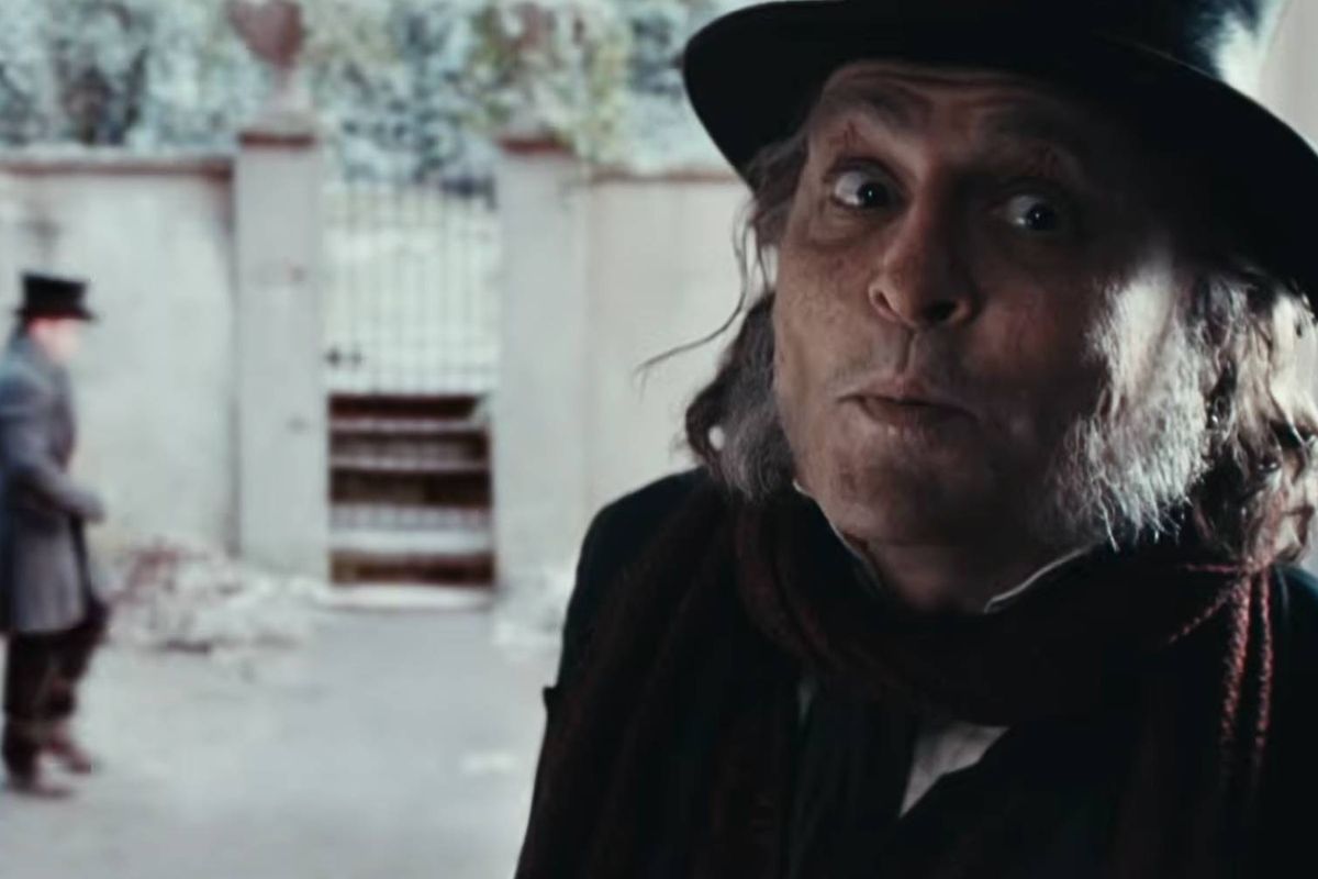 Johnny Depp doet weer des Depps: totaal onherkenbaar als Ebenezer Scrooge