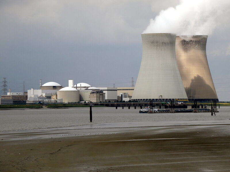 Kerncentrale Doel gezien vanaf Lillo aan de Schelde