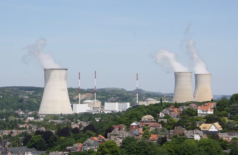 Kerncentrale Tihange aan de Maas bij Huy
