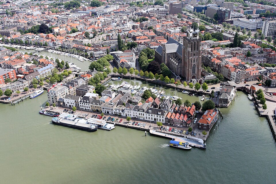 Luchtfoto van Dordrecht met de Grote Kerk en de Oude Maas