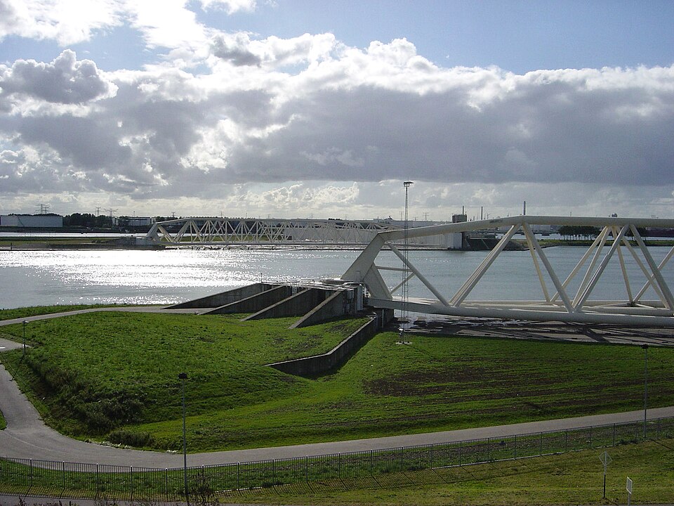 De Maeslantkering bij Hoek van Holland
