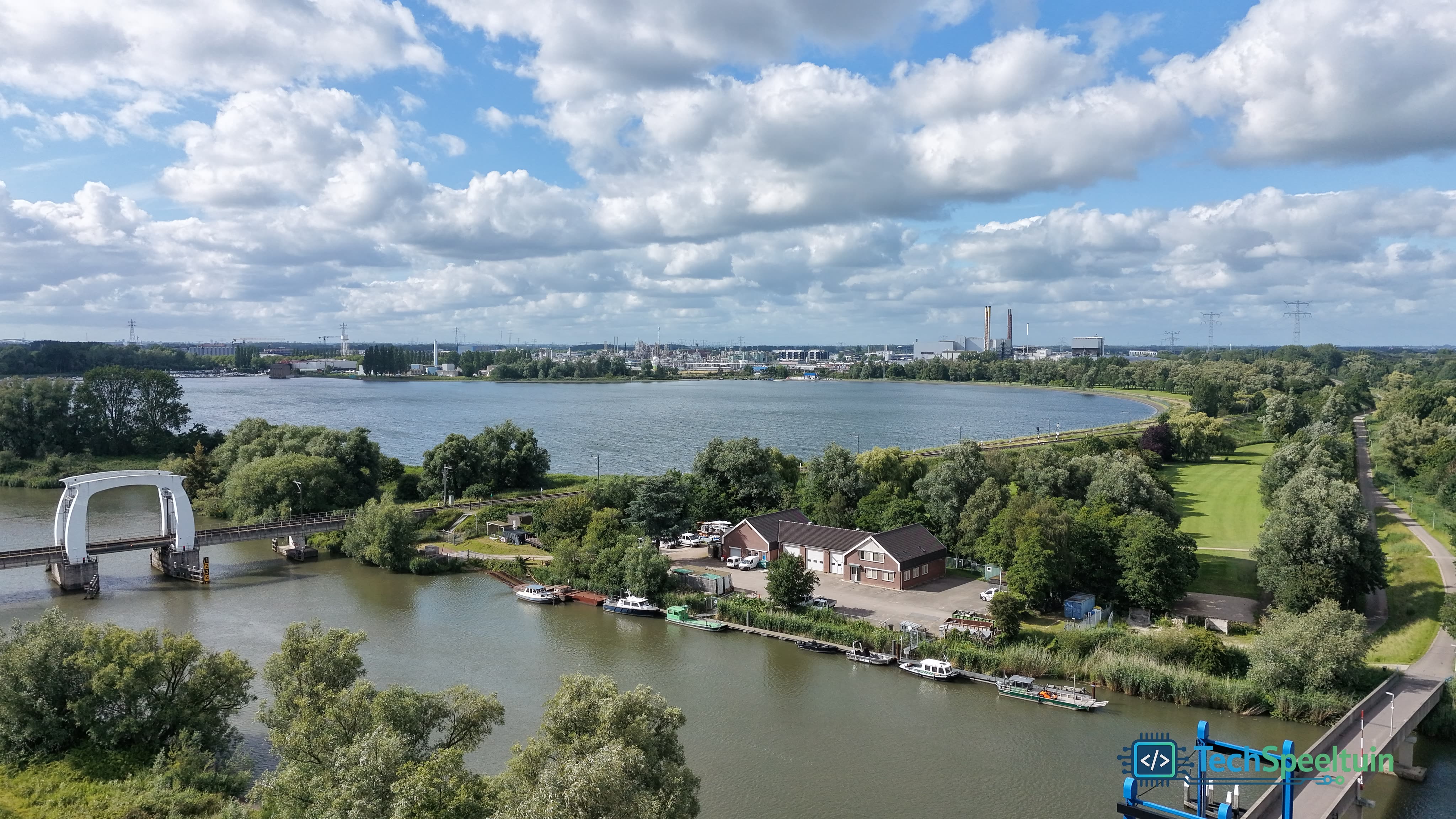 De spoorbrug en het spaarbekken "De grote rug" &mdash; Bilderbos - Dordrecht, Nederland