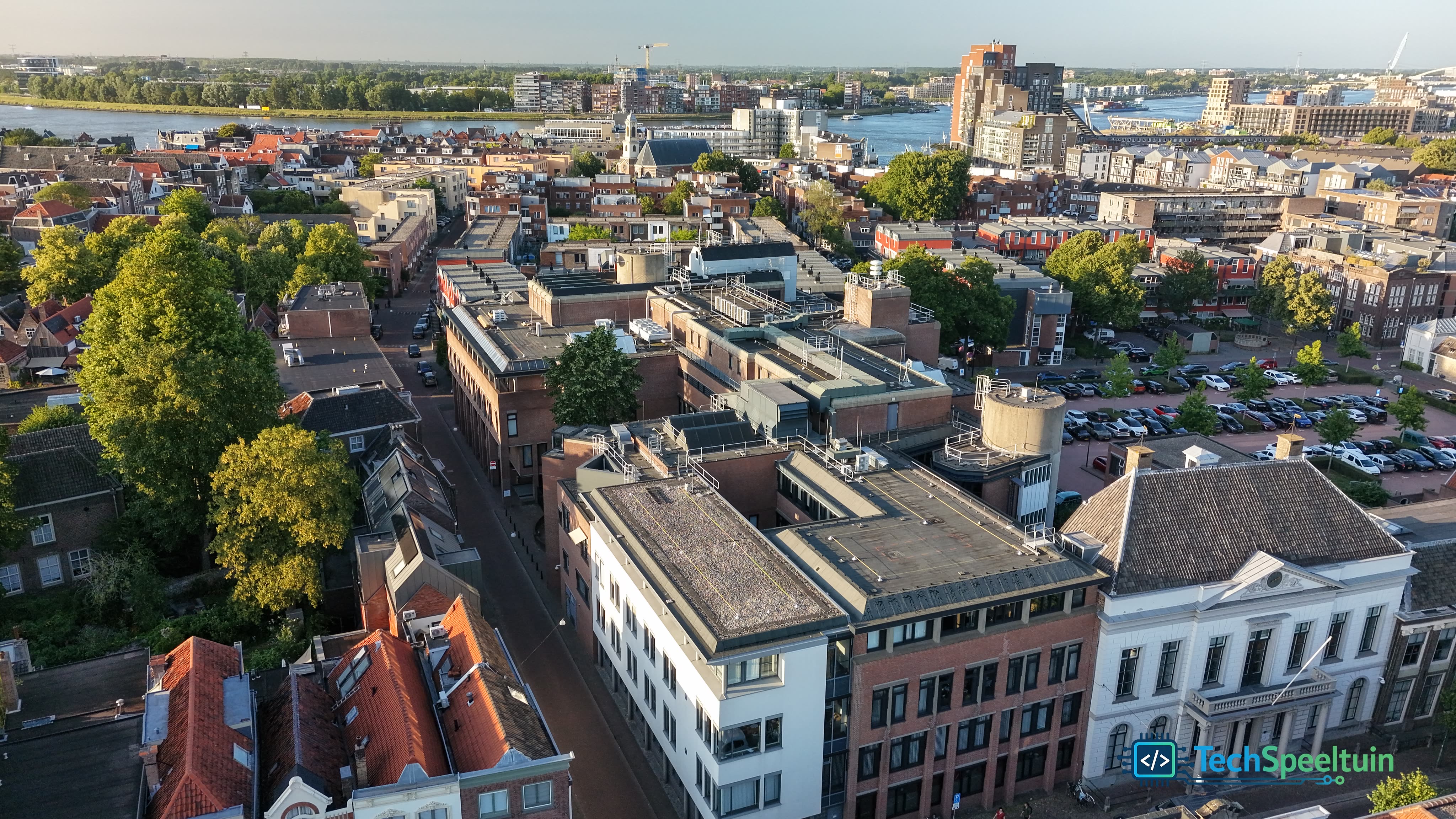 De doelstraat met op de achtergrond de beneden Merwede: Hof - Dordrecht, Nederland