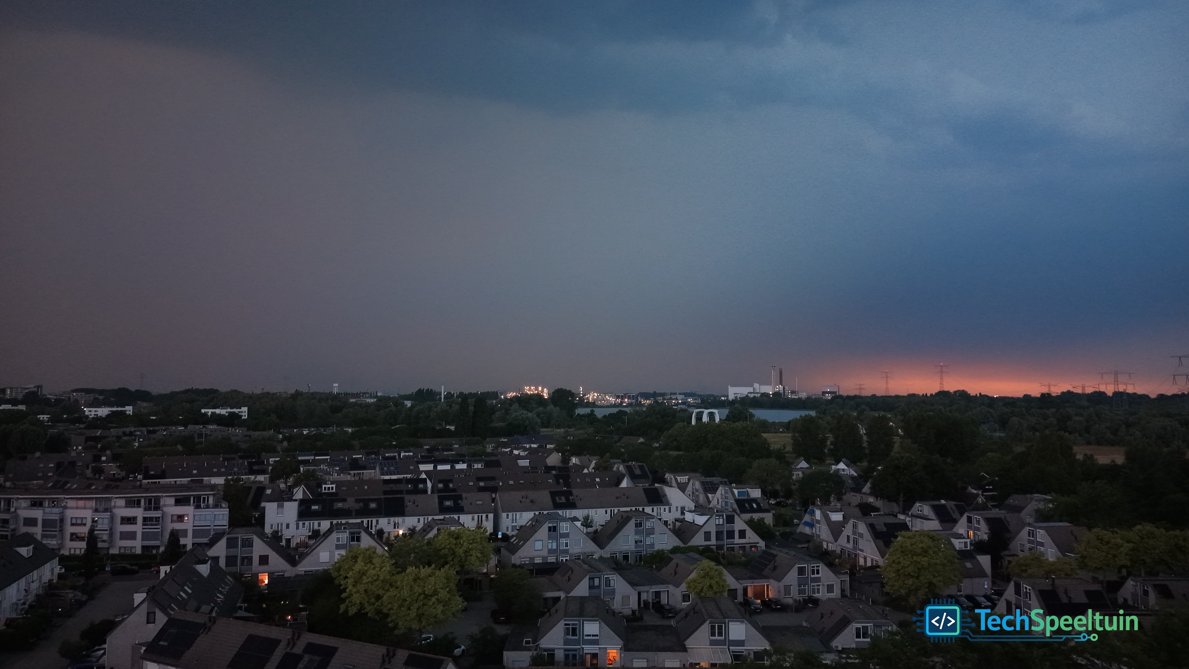 Onweer nabij Dordrecht: Mina Krüseman-erf - Dordrecht, Nederland