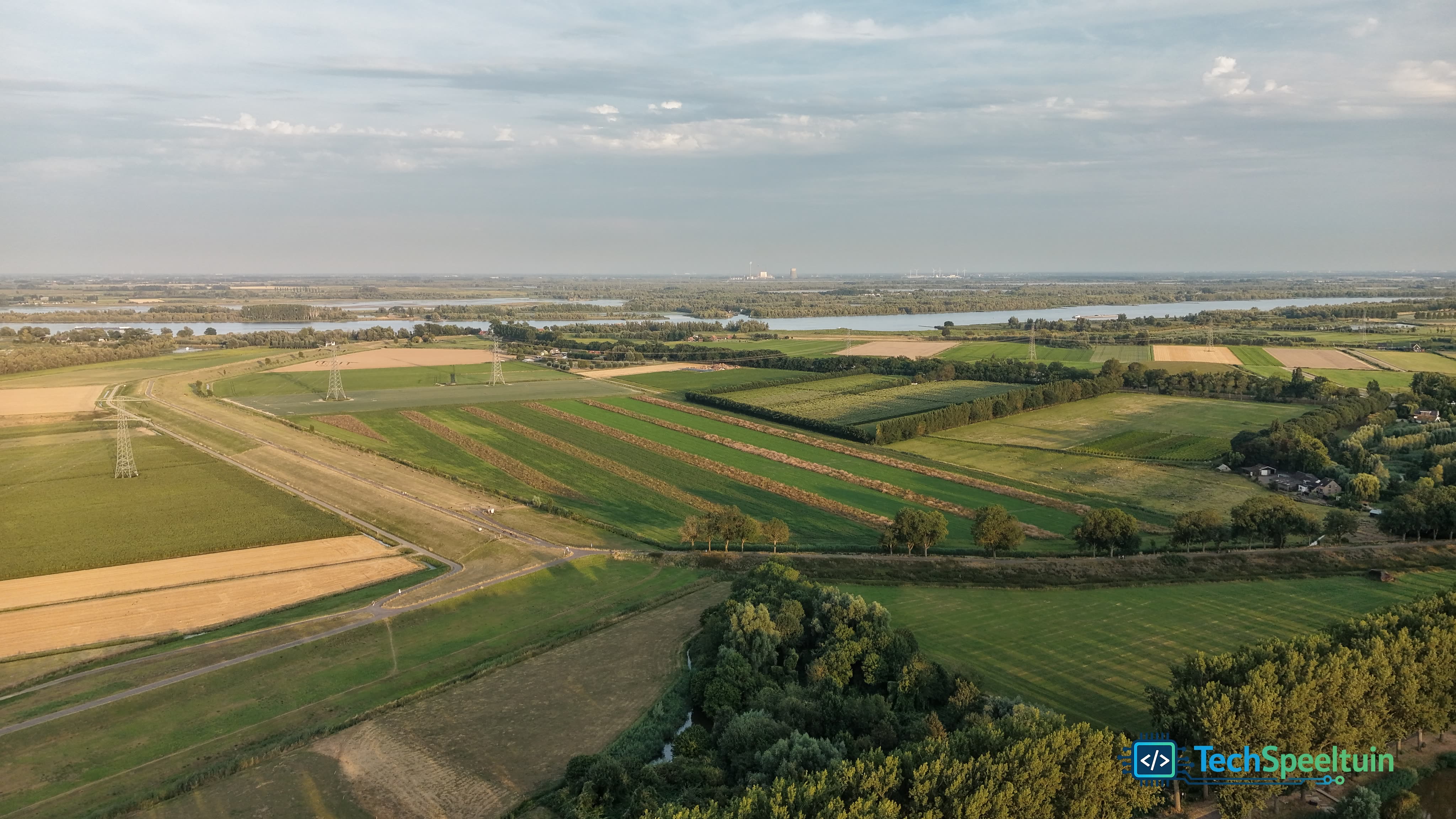 T-Splitsing Wantijdijk , Zeedijk met op de achterrgrond de Aner Energiecentrake: Stadspolders Oost , Dordrecht, Nederland